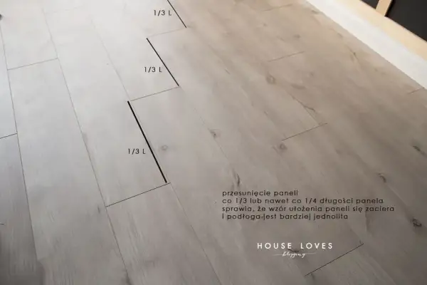 Jak połączyć rozchodzące się panele: przesunięcie co 1/3 długości panelu sprawia, że wzór ułożenia się zaciera, a podłoga jest bardziej jednolita.
