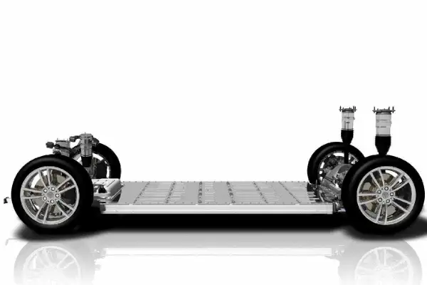 Plataforma de coche eléctrico con ruedas y suspensión. La batería es el componente central. ¿Cuánto pesa una batería de coche?