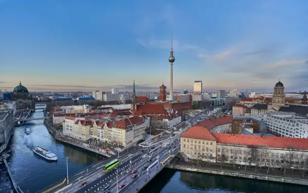 Widok na Berlin z Fernsehturm i Katedrą Berlińską. Mnóstwo miejsc, które warto zobaczyć w Berlinie, w tym rzeka Szprewa z łodziami.