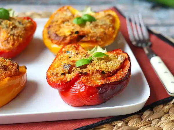 Peperoni ripieni al forno, un classico delle ricette con peperoni, guarniti con basilico fresco.