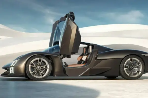 Ciemnobrązowy hypercar z otwartymi drzwiami, siedzeniami w kolorze karmelu, na tle pustynnego krajobrazu.