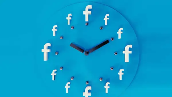 Zegar z literami "f" zamiast cyfr symbolizuje planowanie postów na FB. Czas na publikację!