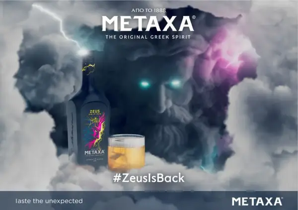 Metaxa 12 cena. Zeus powraca! Butelka Metaxy Zeus Edition i szklanka z bursztynowym trunkiem na tle burzy i twarzy Zeusa.