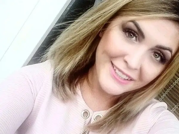 Uśmiechnięta Magdalena Pyznar z blond włosami i makijażem oczu.