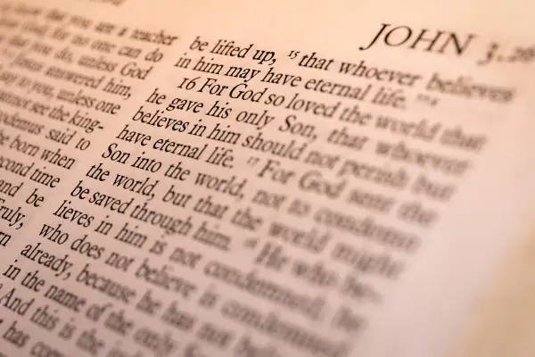Fragment z Ewangelii wg św. Jana 3:16. "Tak bowiem Bóg umiłował świat, że Syna swego Jednorodzonego dał, aby każdy, kto w Niego wierzy, nie zginął, ale miał życie wieczne.