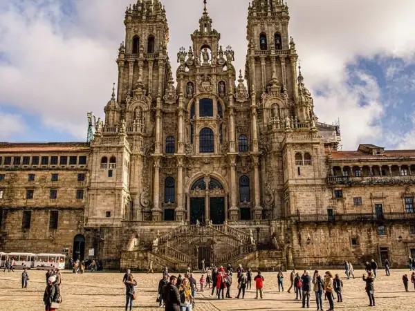 Majestuosa fachada de una de las catedrales barrocas más impresionantes, con gente paseando en la plaza.