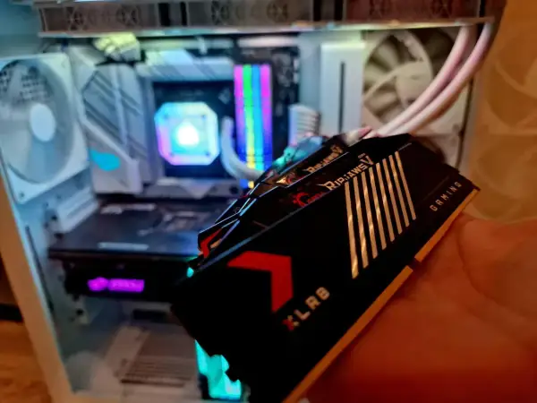 Różne rodzaje pamięci RAM, w tym moduły G.Skill Ripjaws V, gotowe do montażu w podświetlanym komputerze gamingowym.