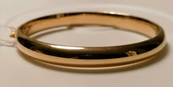 Pulsera de oro pulido, con un brillo que evoca cañas de oro. Un accesorio clásico y elegante.