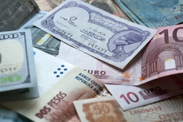 Na banknocie z Nefertiti widać, jaka waluta w Egipcie, obok euro i pesos.