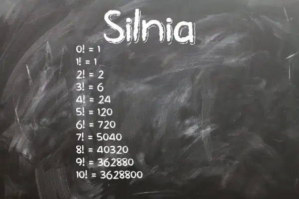 Na tablicy napisano "Silnia" i przykłady obliczeń: 0!=1, 1!=1, 2!=2, 3!=6, 4!=24, 5!=120, 6!=720, 7!=5040, 8!=40320, 9!=362880, 10!=3628800.