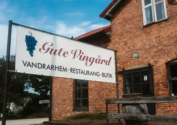 Gute Vingård: en mysig vingård med restaurang och butik. En skylt visar vägen till detta charmiga ställe.