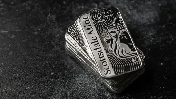 Stos sztabek srebra Scottsdale Mint z lwem. Zainteresowany inwestycją? Sprawdź, krs co to.