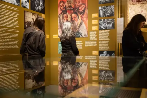 Wystawa prezentuje obrazy i teksty, w tym zagadki słowne, związane z tradycją religijną.