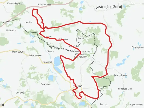 Mapa z zaznaczoną czerwoną trasą rowerową, prowadzącą przez tereny z nazwami miejscowości jak Łaziska, Petrovice, Karviná, Zebrzydowice.