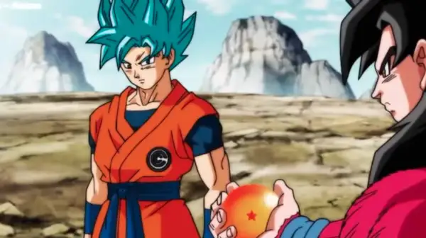 Goku, dragon ball hero, z niebieskimi włosami i w pomarańczowym gi, otrzymuje Smoczą Kulę.