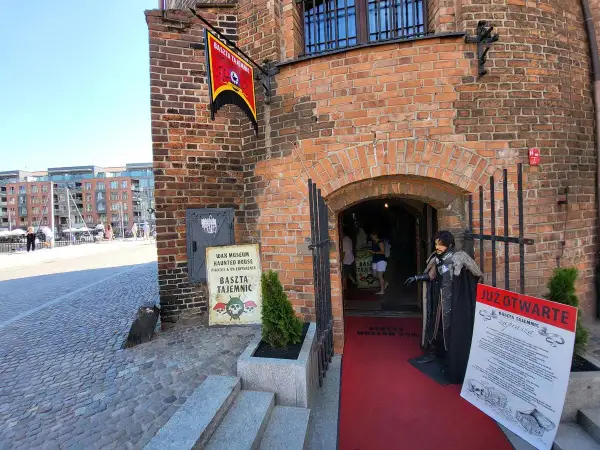 Muzeum figur woskowych Gdańsk, Baszta Tajemnic zaprasza na mroczną przygodę. Figurka w stroju pirata wita przed wejściem.