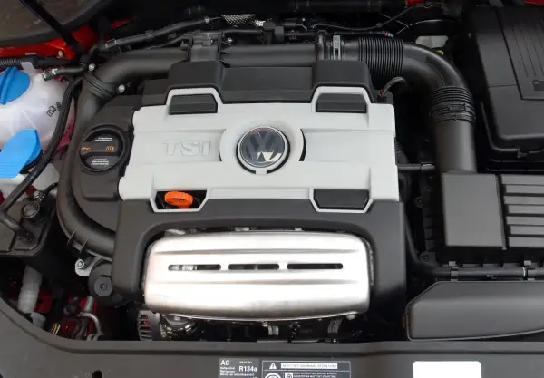 Silnik TSI z Golfa 5. Widoczny jest charakterystyczny symbol VW i napisy TSI.
