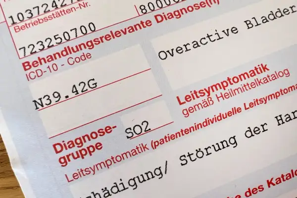 Medizinische Unterlagen zeigen ICD-10-Code N39.42G für überaktive Blase. Dies ist keine Schulphobie, aber eine relevante Diagnose.