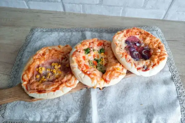 Jak zrobić mini pizze? Sprawdzony przepis na puszyste pizzerinki!
