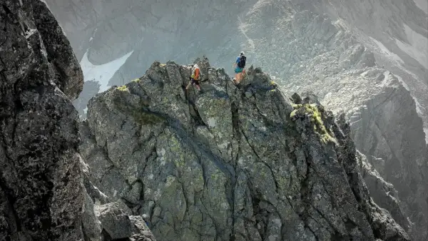 Dwóch alpinistów pokonuje skalistą grań. Jeden z nich zjeżdża na linie, drugi czeka na szczycie. To ich droga Martina.
