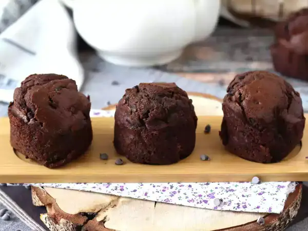 Tre saftiga muffins choklad, perfekta för en fika.