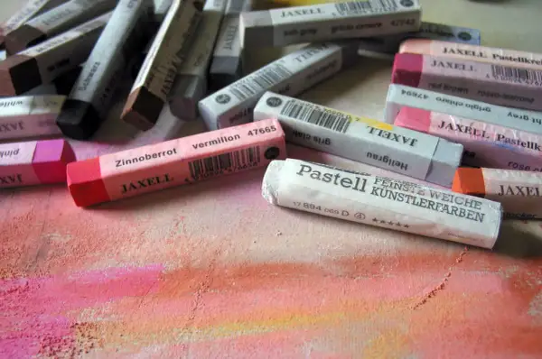 Un tas de bâtons de papier pastel sec aux couleurs vives, prêts à être utilisés pour créer une œuvre d'art vibrante.