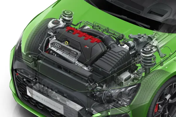 Motore Audi RS 3 Limousine, pronto per il rodaggio auto. Dettagli tecnici e design sportivo in evidenza.