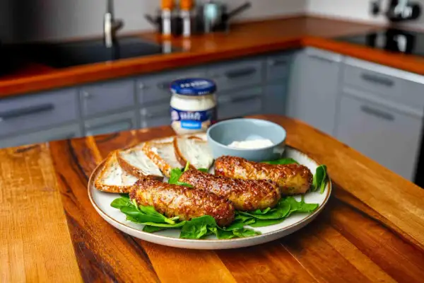 Pyszna biała kiełbasa z airfryer, podana z chlebem i majonezem. Idealna na szybki obiad.