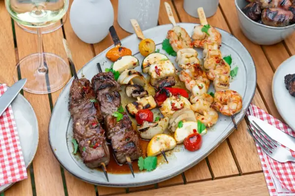 Fleisch- und Garnelenspieße mit Gemüse, ein Festmahl für die besten Grillrezepte.