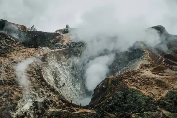 Fumées s'échappant du cratère de la Soufrière, un paysage volcanique spectaculaire et brumeux.