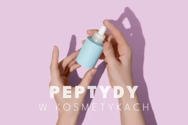 Dłonie trzymające błękitną buteleczkę z pipetką. Napis "PEPTYDY W KOSMETYKACH" sugeruje ich zbawienne peptydy efekty dla skóry.
