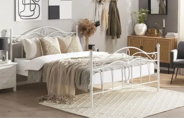 Sypialnia z metalowym łóżkiem w stylu boho. Inspiracje dla Twojego wnętrza.