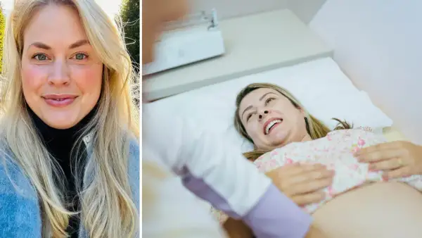 Kvinna på en brits för hinnsvepning hemma, med en annan person som utför proceduren.