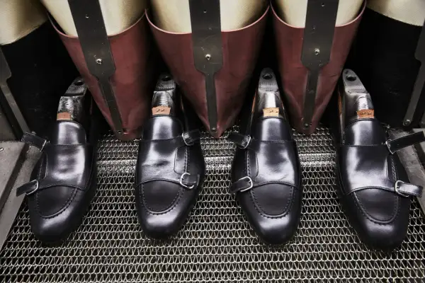 Scarpe marchigiane famose, mocassini neri con doppia fibbia, pronti per la lucidatura.