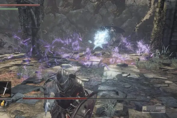 Gracz w zbroi walczy z Kryształowym Mędrcem, który rzuca fioletowe zaklęcia. To kluczowy moment w dark souls solucja.