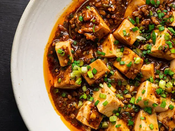 Pikantne danie z tofu i mielonego mięsa w sosie, klasyka kuchni sichuan.