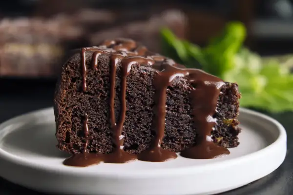 Wilgotne ciasto brownie z płynną czekoladą, polane obficie gorącym sosem czekoladowym. Idealne na deser.