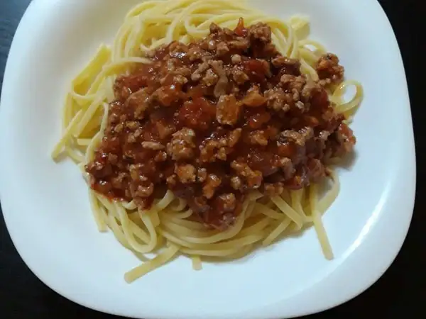 Porcja lekkostrawnego spaghetti z sosem bolognese. Idealne na szybki obiad.