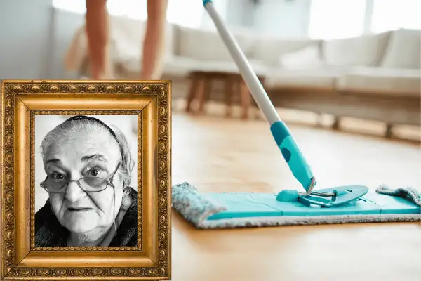 Portrait d'une grand-mère souriante à côté d'une serpillère, rappelant une astuce de grand-mère pour nettoyer un parquet.