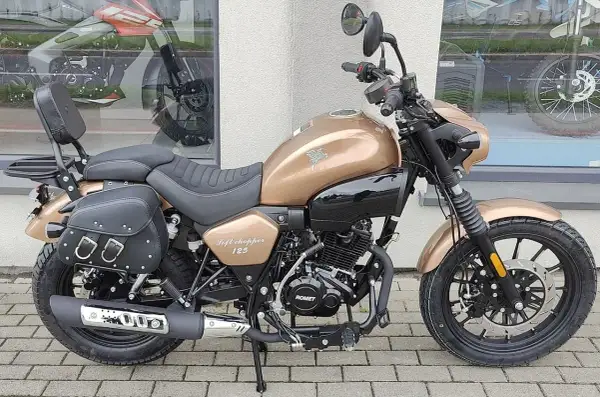Złoty Romet Soft Chopper 125 z sakwami i oparciem. Idealny do miasta, gotowy na odblokowanie mocy.