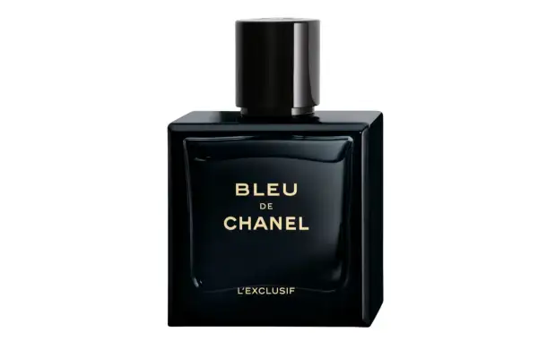 Elegancki, czarny flakon perfum Chanel Bleu de Chanel EDP z złotym napisem.