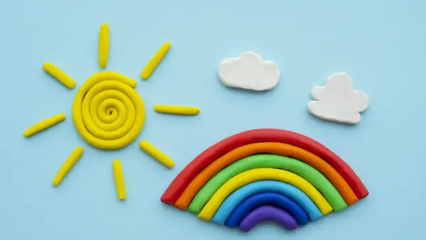 Sol, arcoíris y nubes de plastilina, ideales para juegos de plastilina para niños pequeños.