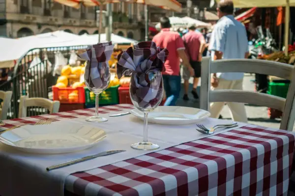 Gdzie zjeść w Katanii? Odkryj lokalne smaki i najlepsze restauracje