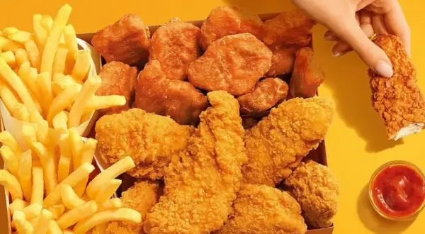 Pudełko z chrupiącym kurczakiem i frytkami, idealne na szybki posiłek. Sprawdź kalorie chicken box McDonald's, jeśli dbasz o dietę.