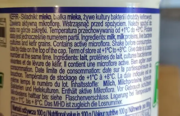 Kefir Krasnystaw. Składniki: mleko, białka mleka, żywe kultury bakterii i drożdży kefirowych. Zawiera aktywną mikroflorę.