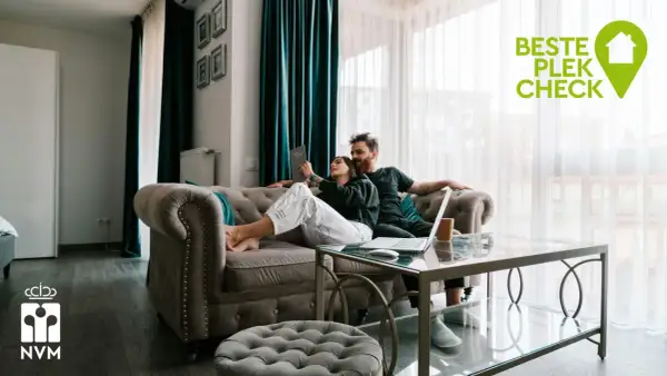 Een stel overweegt wel of niet verhuizen, zittend op de bank met een laptop. De "Beste Plek Check" logo suggereert hulp bij deze beslissing.