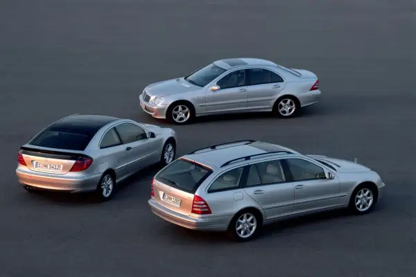 Trzy srebrne Mercedesy W203: sedan, coupe i kombi. Jeden z nich to mercedes w203 1.8 kompressor.