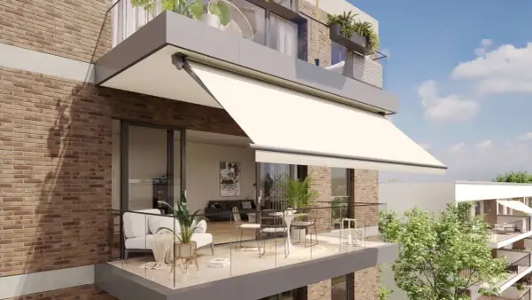 Modern balcones de cristal con mobiliario elegante y toldo desplegado, creando un espacio acogedor al aire libre.