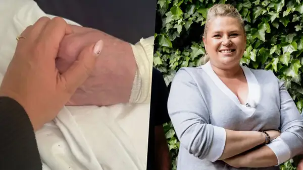 Elżbieta Romanowska trzyma za rękę bliską osobę, być może swojego męża, w trudnym momencie.