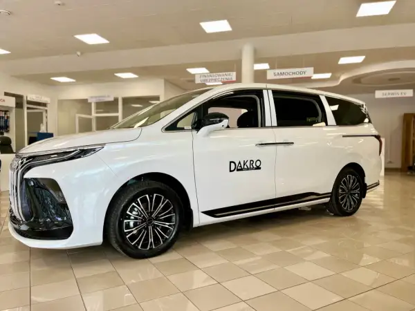 Biały van Forthing U-Tour z logo DAKRO Multi Dealer na drzwiach, gotowy na rodzinne wycieczki.